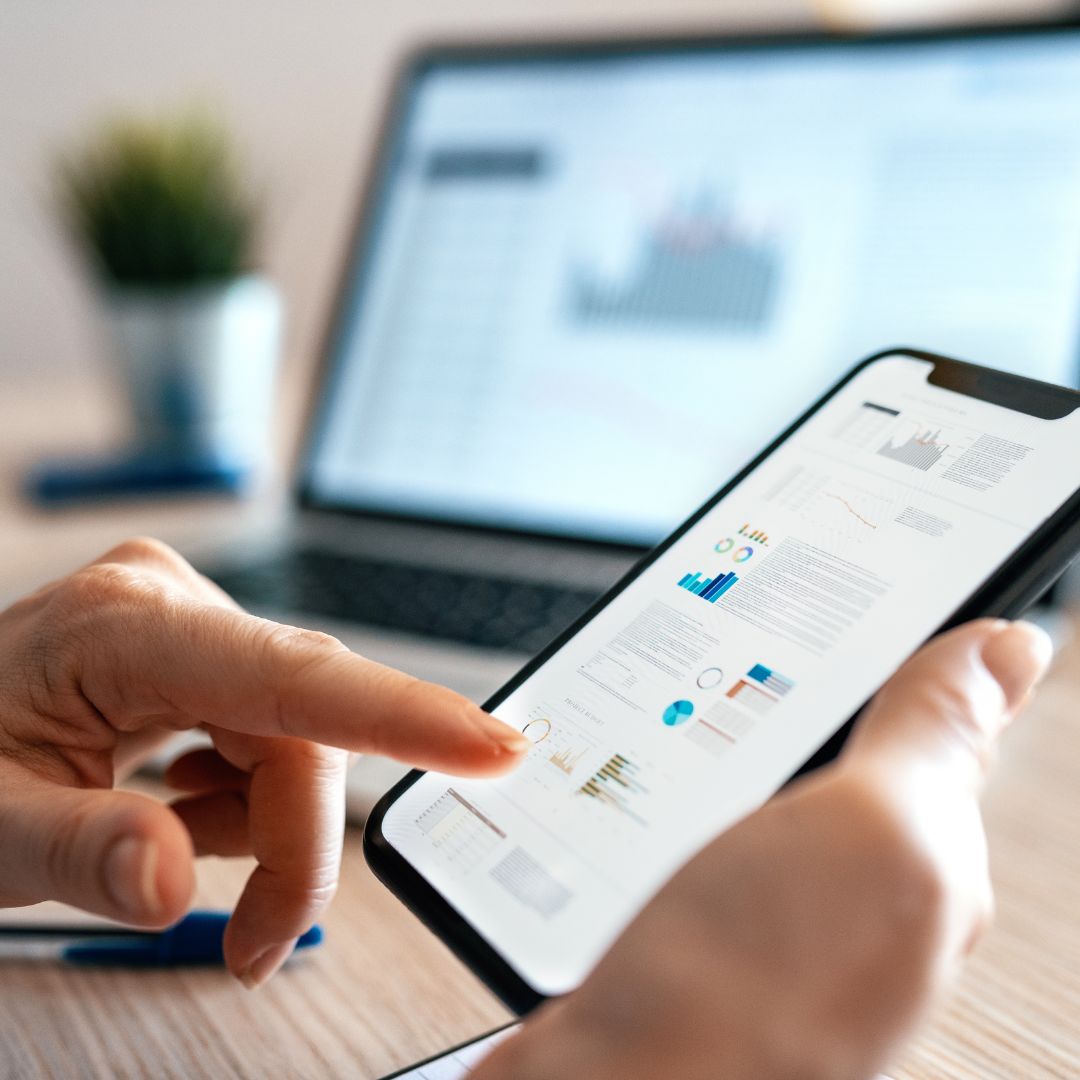 O design responsivo é especialmente importante para dispositivos móveis, onde a navegação deve ser intuitiva e eficiente.