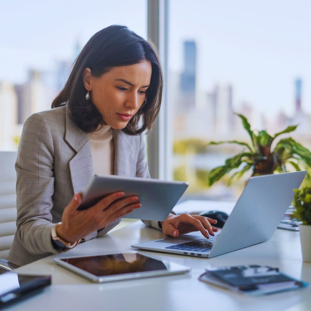 O crescimento orgânico para sites refere-se ao aumento natural do tráfego e visibilidade, sem a necessidade de anúncios pagos.