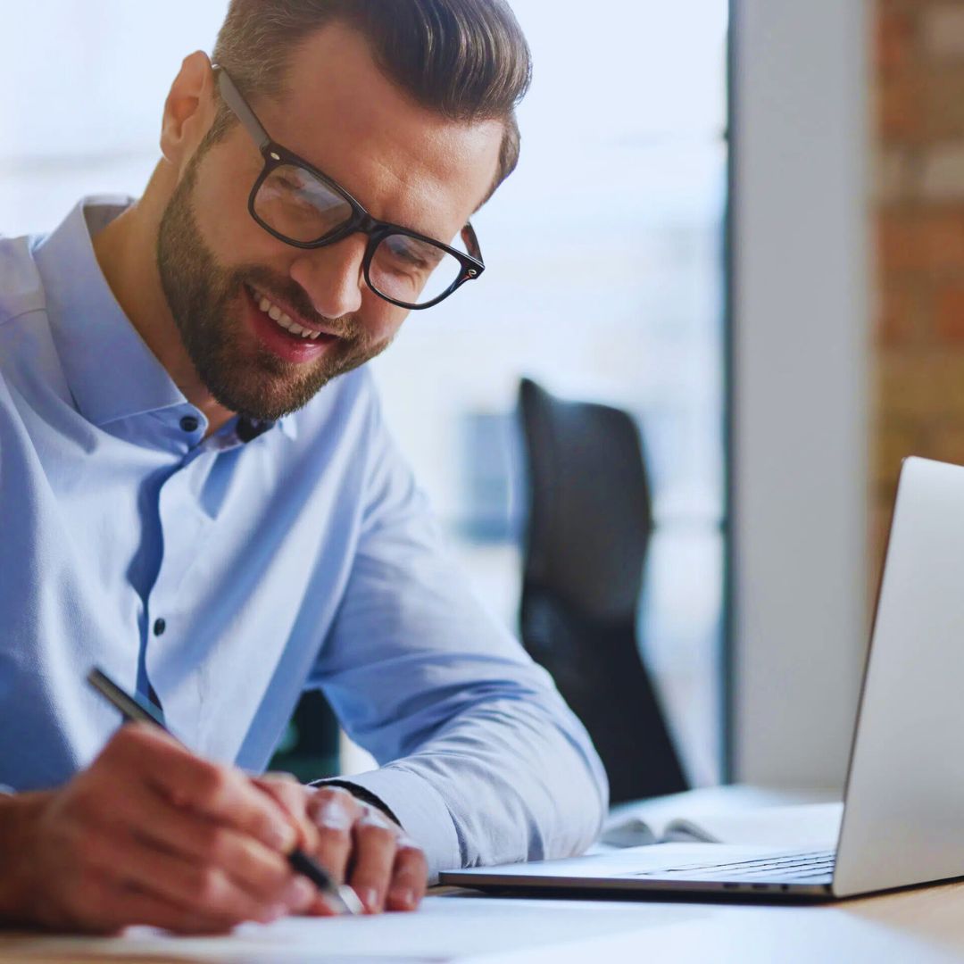 O conteúdo evergreen refere-se a materiais que mantêm sua relevância e valor por longos períodos.