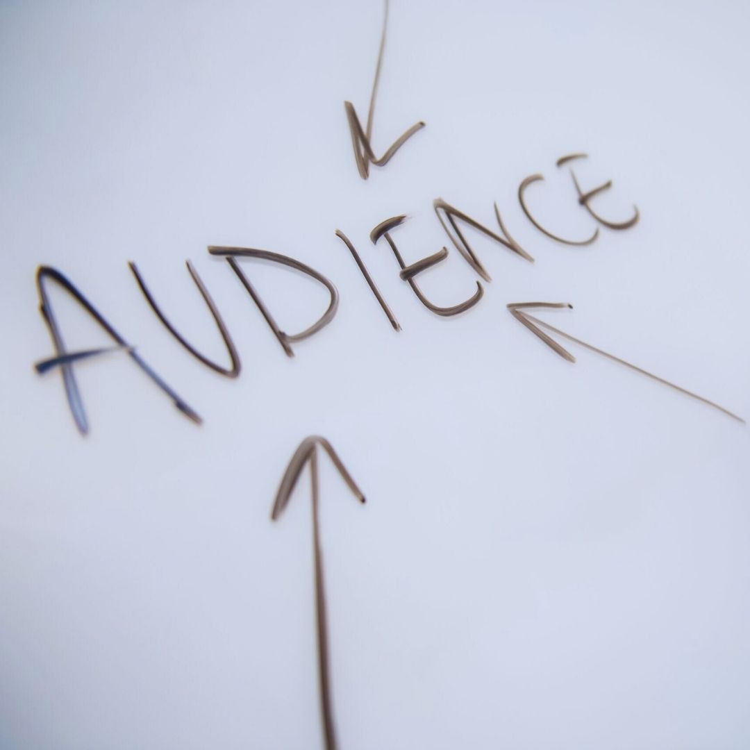 O conteúdo interativo refere-se a materiais digitais que incentivam a participação ativa do usuário, proporcionando uma experiência personalizada e envolvente.