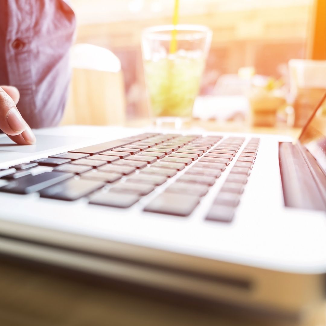 Você já percebeu como muitos sites atraem visitantes diariamente, mas quase ninguém clica no botão de orçamento? Entender o que é copywriting e por que sua empresa precisa dessa habilidade vai transformar visitantes casuais em clientes pagantes.