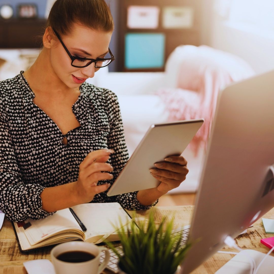 Sua loja virtual recebe visitas, mas poucas viram pedidos. Muitas vezes o problema está no texto da página de produto. O copywriting para e-commerce resolve isso ao trocar listas frias de características por descrições que mostram o que o produto faz pela vida do cliente.